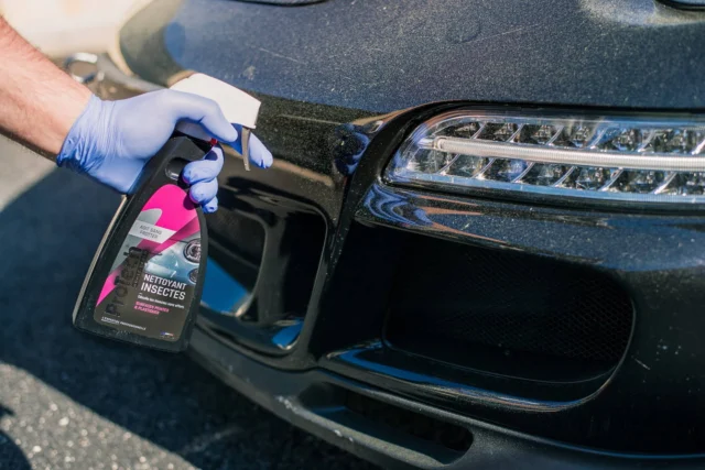 Na verloop van tijd zitten er op de voorkant van een voertuig vaak muggen of andere vliegjes. Deze zijn zonder geschikt product lastig te verwijderen. Met de ProTech insectenreiniger kunt u deze insecten eenvoudig verwijderen. Dit product smelt de insecten weg, zodat deze eenvoudig te verwijderen zijn. 

Werkwijze:

•Breng aan op een koud en droog oppervlak

•Spray de insectenreiniger op de oppervlakken waar de insecten zich bevinden. Dit zijn bijvoorbeeld de voorbumper of de spiegels. 

• Laat het product ongeveer een halve minuut intrekken.

• Spuit daarna de oppervlakken af met een hogedrukspuit. 

• Alle insecten zijn nu verwijderd. Als er nog een aantal insecten zitten, kunt u eventueel de stappen herhalen.

#ProTechWestland #Insectenreiniger #Carcleaning #Cardetailing #Autolak #Carcare #Honselersdijk