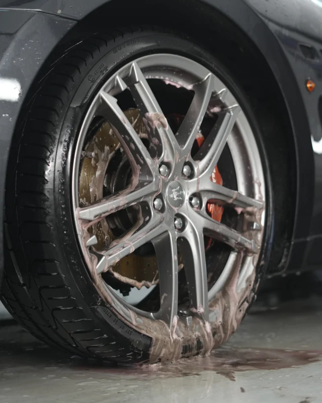 Zorgvuldig met de hand uitgevoerde wasbeurten voorkomen krassen en maakt ook moeilijk bereikbare plekken schoon. Zo hebben wij deze Maserati GranCabrio MC volledig gewassen om daarna te starten met de lakcorrectie.

#ProTechWestland #Cardetailing #Maserati #Autowassen #Detailing