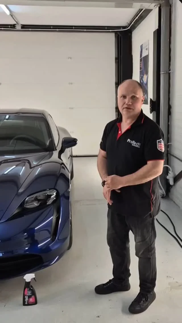 Wat doe jij als je auto weer onder de vliegjes zit na een rit?