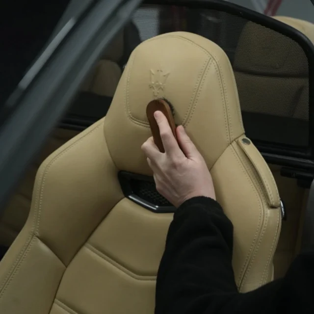 Pure aandacht voor perfectie.

Deze Maserati-stoel krijgt de zorg die hij verdient  met de hand gereinigd tot in detail.
Vakwerk zit ‘m in de kleine dingen. 

#Detailing #Maserati #InterieurReiniging #Autoverzorging #ProTechMonteCarloWestland