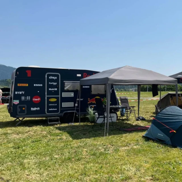 Red Bull x Oostenrijk 

Drie jaar geleden rolde deze caravan bij ons binnen voor een opvallende wrap in Red Bull-stijl.
Vandaag kregen we deze foto van de eigenaar… gespot op de camping bij de Grand Prix van Oostenrijk! 🔥

Altijd vet om ons werk terug te zien op plekken waar autosport leeft 💪
Dank voor het vertrouwen – en veel raceplezier daar!

#RedBullWrap #OostenrijkGP #F1Weekend #CaravanWrap #ProTechMonteCarloWestland