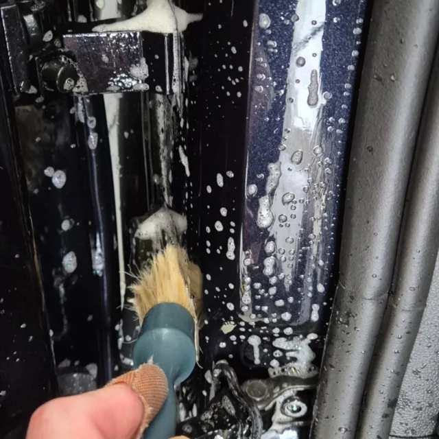 Detailing = oog voor detail
Een van die plekken die vaak vergeten wordt: de deursponningen. Met de juiste kwast en techniek halen we hier opgehoopt vuil, vet en stof weg — voor een écht schone afwerking. Want een schone auto zit ‘m niet alleen in het oppervlak.

#DetailingInDetail #Kwastwerk #Autodetailing #ProTechMonteCarlo #WestlandDetailing