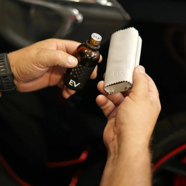 Een klein flesje, een groot verschil. Voor jarenlang bescherming en diepe glans.

#Cardetailing #CeramicCoating #Lakbescherming #DetailersOfInstagram #GlansGarantie #Autoliefde #ProfessioneelDetailen #AutoDetailingNederland #CoatingSpecialist #ProTechMonteCarlowestland #Autoverzorging