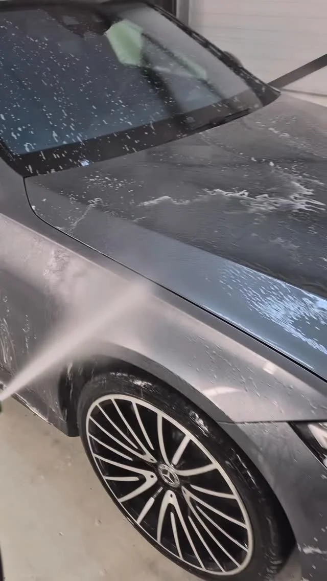 Na drie jaar laat deze Mercedes nog steeds prachtig zien wat een goed aangebrachte EVO glascoating doet 
De waterparels rollen er moeiteloos af  ook op de ramen dankzij onze raamcoating.

De eigenaar is nog steeds erg tevreden en laat de auto door ons onderhouden, omdat hij er zelf geen tijd voor heeft. En dat loont: bij goed onderhoud blijft de coating jarenlang mooi actief, met minder vervuiling en veel makkelijker wassen als resultaat.

 Langdurige bescherming begint bij goed onderhoud.

#ProTechMonteCarloWestland #Cardetailing #Glascoating #EVOCoating #Mercedes #DetailingLife #Autoverzorging #Lakbescherming #Hydrofobisch #Beading #Westland