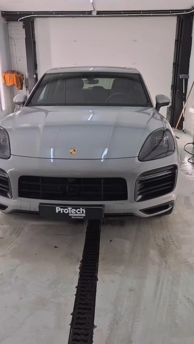 Vandaag staat deze Porsche Cayenne centraal voor een volledige behandeling.
Van het rijkelijk aanbrengen van snow foam tot het nauwkeurig polijsten van de lak: elke stap is gericht op het herstellen én beschermen van de originele glans.
De hoogwaardige coating die we aanbrengen zorgt voor een hoge mate van hydrofobie water parelt direct weg en de lak blijft langdurig beschermd.

Als aanvulling ontvangt de eigenaar een ProCase onderhoudskoffer, zodat de auto ook thuis op de juiste manier verzorgd kan worden.

#PorscheCayenne #Detailing 
#CarDetailing #Lakbescherming #Coating #Hydrofobisch #ProfessioneelDetailing #Glansherstel #ProTechMonteCarlo #Westland #RuudDetailt #PremiumDetailing #Autoverzorging