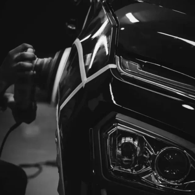 Dit is voor ons een essentieel moment in het proces.

Nog vóór de lakcorrectie begint, plakken we randen, lijnen en kwetsbare delen zorgvuldig af.
Dat voorkomt opwarming, beschermt kunststof en geeft ons maximale controle tijdens het polijsten.

Elke lak reageert anders.
Daarom kiezen we bewust de juiste pad en polishcombinatie en werken we gecontroleerd, zonder risico’s.

Dit zie je niet direct terug.
Maar je ziet het wel in de afwerking.

Zo werken wij. Met kennis en aandacht voor detail.

#westland #autodetailing #vakmanschap