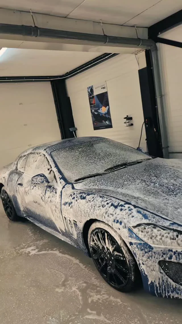 Maserati even laten genieten van een luxe schuimbad.
Detailing begint bij de basis: een veilige, grondige pre-wash

#Maserati #FoamWash #CarDetailing #LuxuryCars #protechwestland