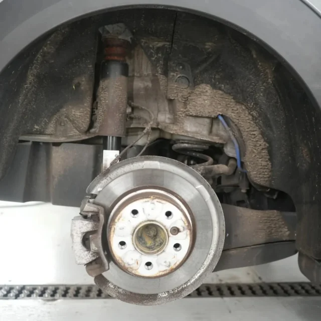 In de winter krijgt uw auto het zwaar te verduren door pekel en natte omstandigheden. Wij bieden daarom meer dan alleen een professionele handwas. Naast het grondig reinigen van de volledige wielkasten en velgen (binnen- en buitenzijde) impregneren wij ook de stoffen wielkuipen, zodat deze beter beschermd zijn tegen vocht, vuil en langdurige vervuiling.

#Cardetailing #winterready #ProfessioneelDetailen
#protechmomtecarlowestland